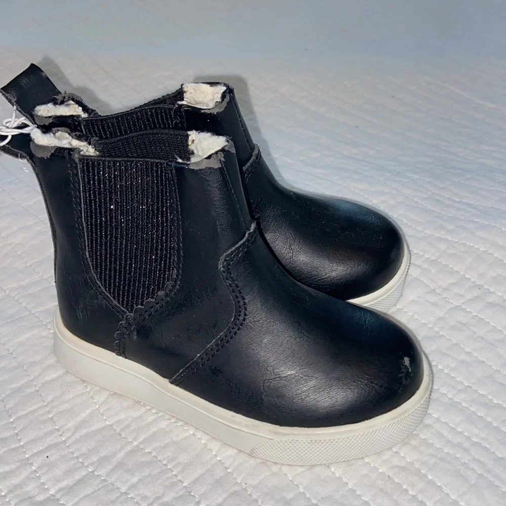 Brand new H&M black fur boots girls size 7.5. Small scratch on right foot